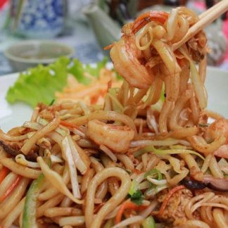 120. Pečeni japonski rezanci z rakci