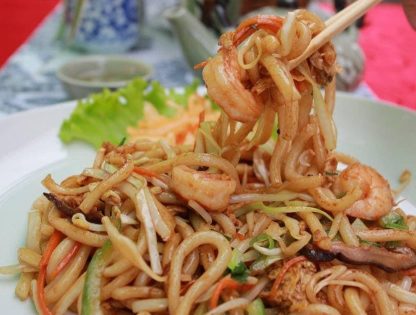 120. Pečeni japonski rezanci z rakci